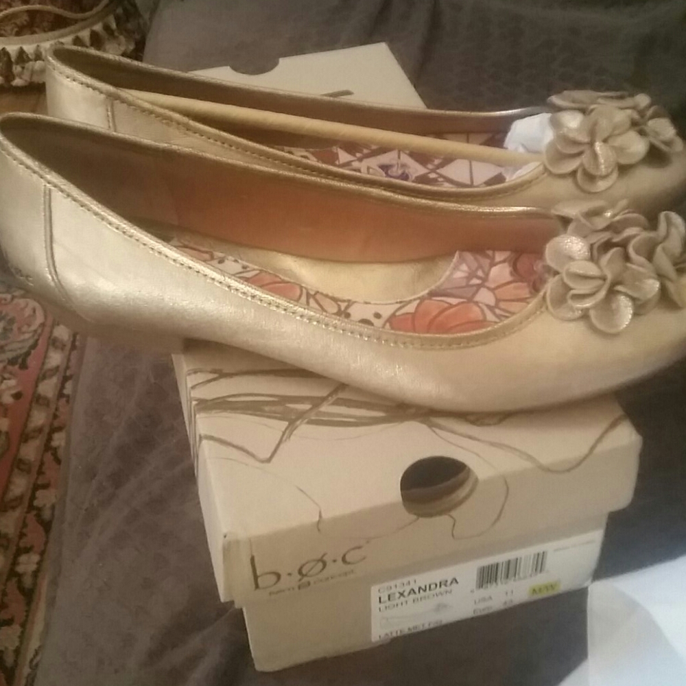 b.o.c. flower embellished flats brand new in box - Picture 3 of 3
